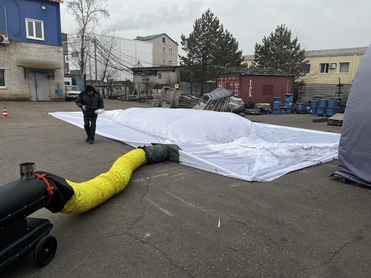 Палатка надувается тёплым воздухом от пушки
